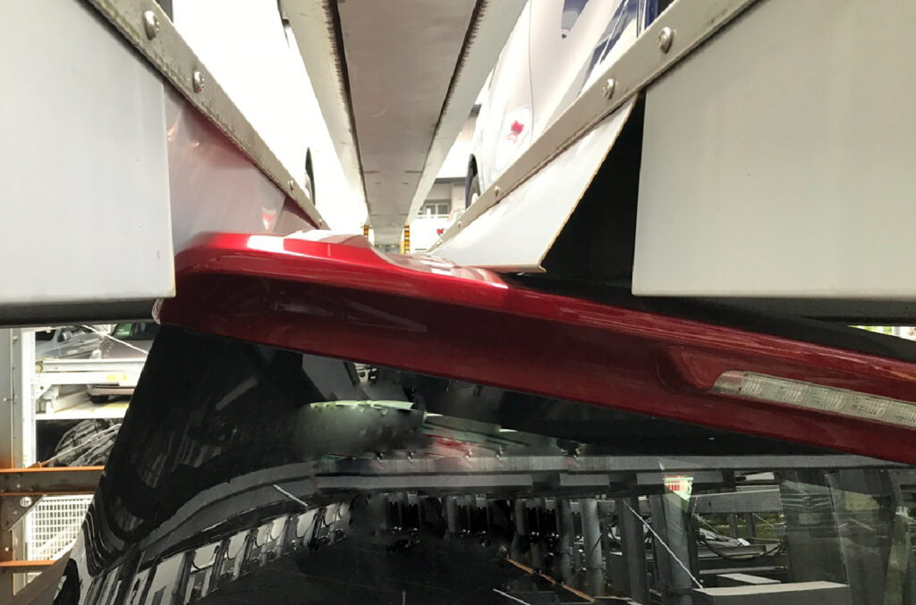 パズル式駐車場で高さ超過による大規模事故の写真