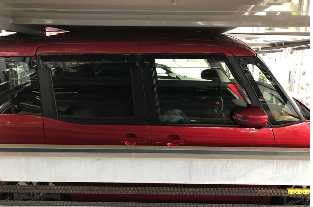 機械式駐車場で高さ制限オーバーにより車体が損傷した事例の写真