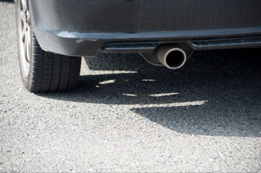 最低地上高の測定位置を示す写真(車体底面から地面までの距離)