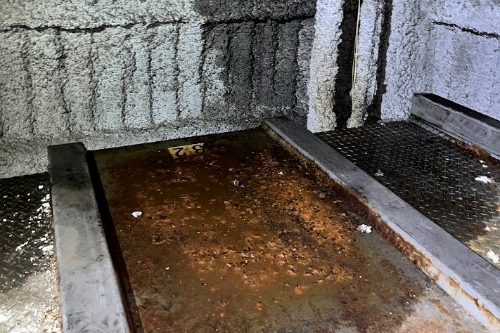 雨水の影響で錆が広がったパレット